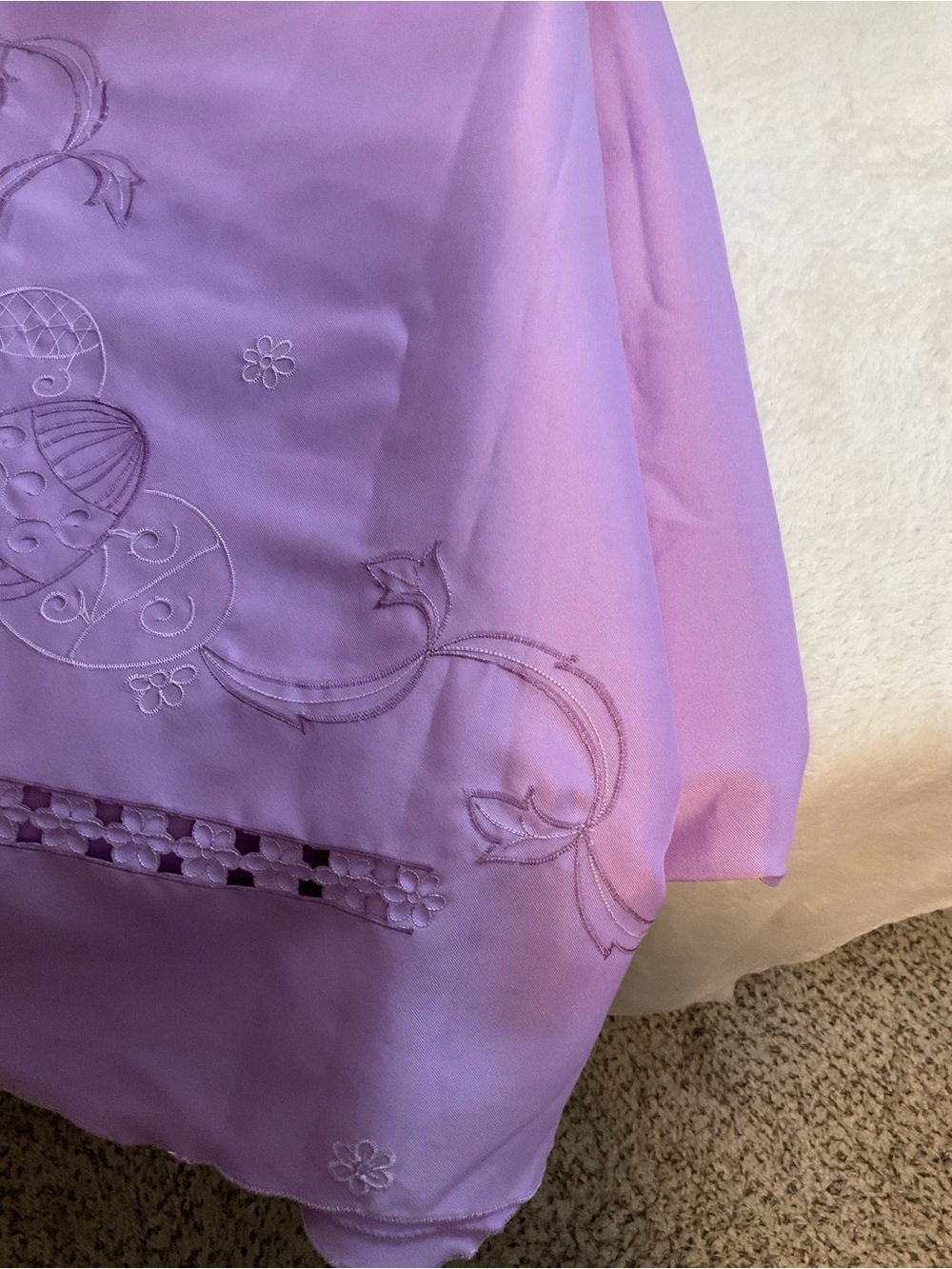 Lavender Embroidered Tablecloth - Brand Unspecified - Picture 3 of 6